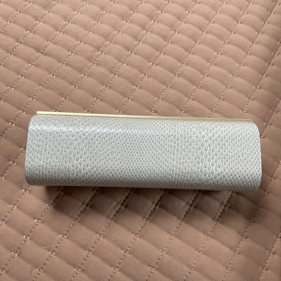 Jimmy Choo Cream Eye Glass Case with lens wipe - Picture 5 of 14